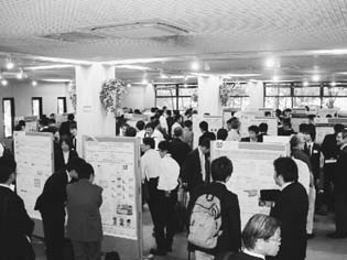 活気溢れる125件の発表風景。