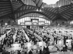 熱気あふれるポスター発表風景