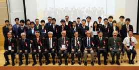 会長と受賞者の集合写真