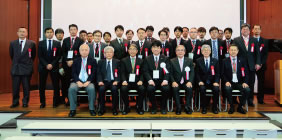 会長と受賞者の集合写真