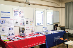 企業による展示